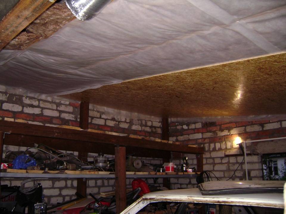 Сосед по гаражу рассказал, чем утеплил потолок у себя в гараже за 1500 рублей