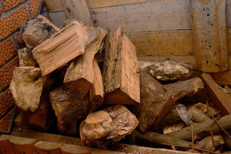 Какими дровами лучше топить печь, особенности разных пород дерева