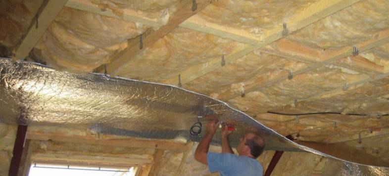 Как утеплить потолок в деревянном доме снаружи и внутри своими руками