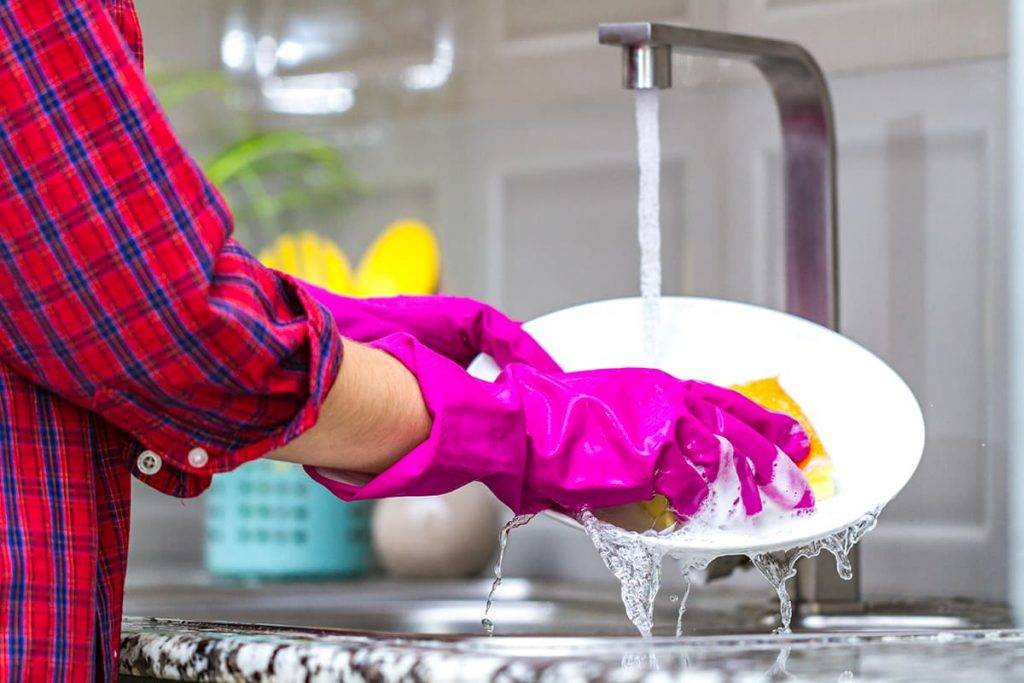 Как быстро и правильно мыть посуду вручную