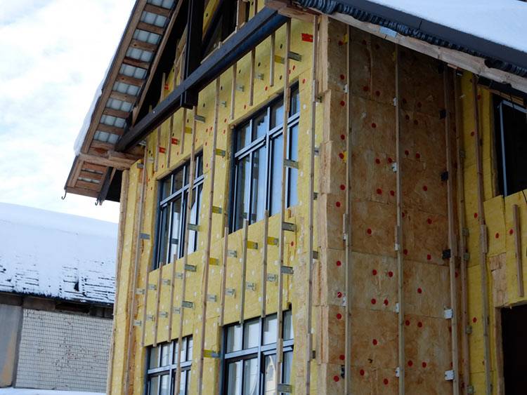 Как закрепить утеплитель на стене деревянного дома?