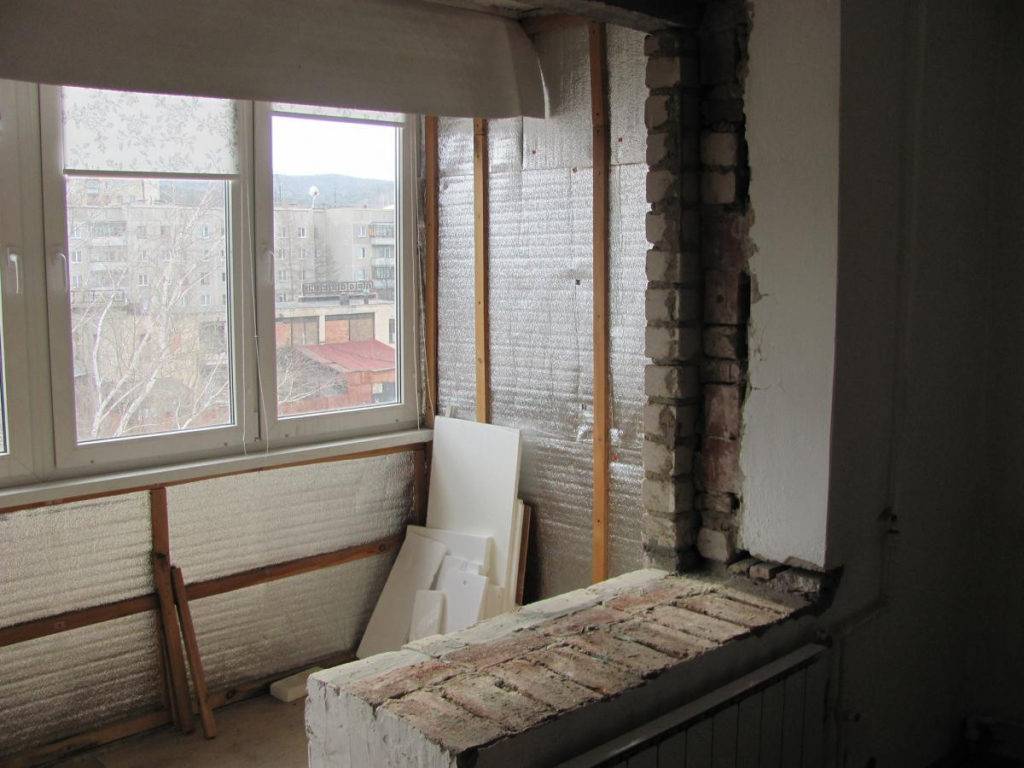 Объединение балкона с комнатой: как увеличить жилую площадь?