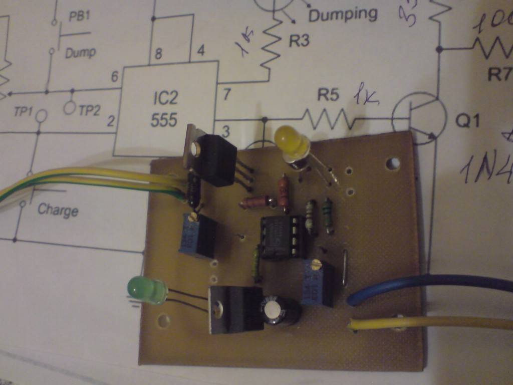 Контроллер ветрогенератора следит за ходом зарядки и состоянием аккумуляторной батареи