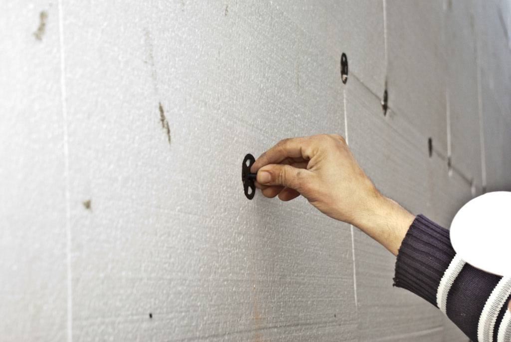 Монтаж пенополистирола на стену: способы крепления своими руками, особенности материала