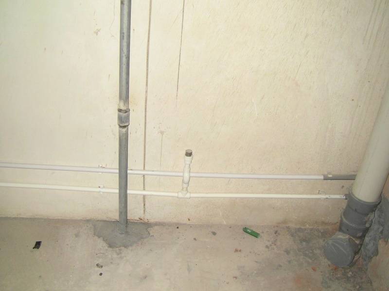 Крепление канализационных труб к стене: расчет расстояния