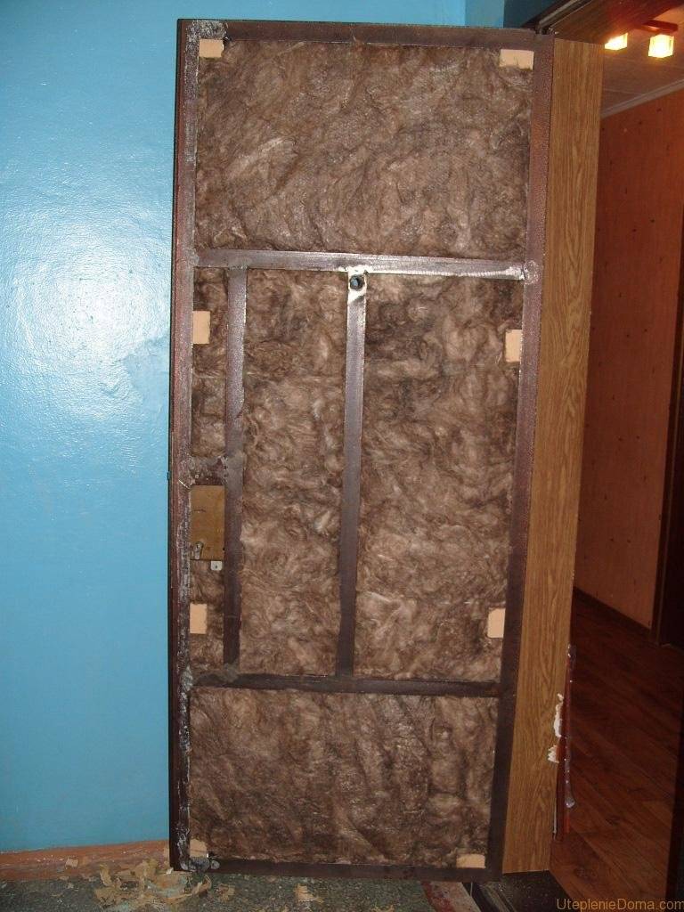 Как утеплить металлическую входную дверь на зиму в квартире и частном доме