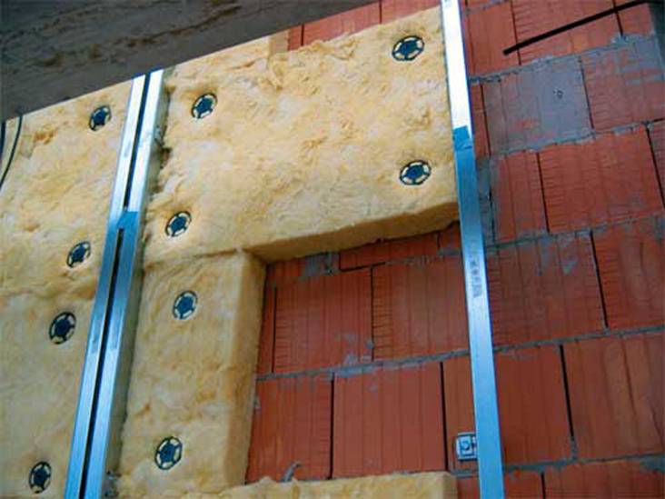 Как крепить утеплитель к деревянной стене порядок работы