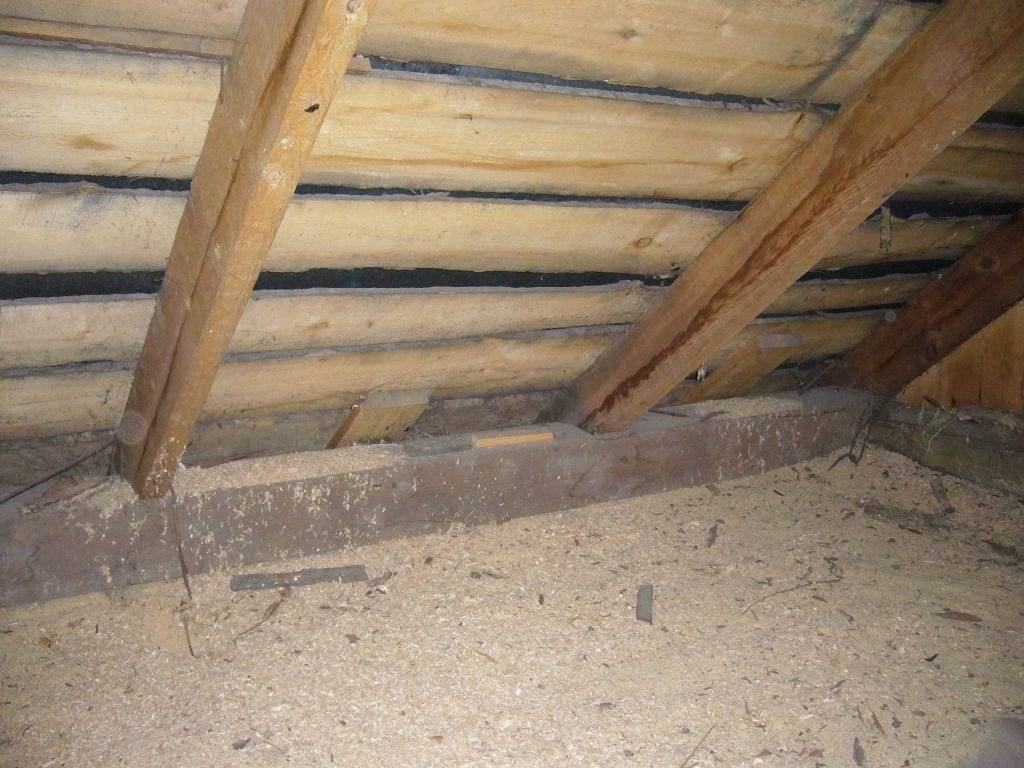 Утепление потолка опилками в частном доме: поэтапная инструкция