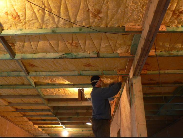 Потолок в каркасном доме: утепление и строительство своими руками