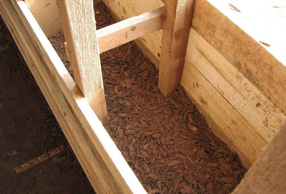 Утепление потолка опилками в деревянном доме частном и какой слой нужен с известью