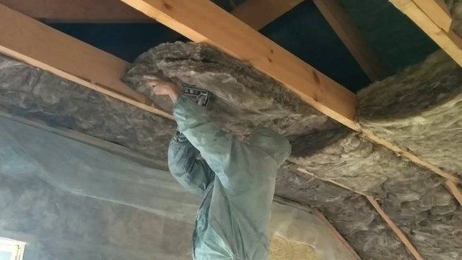 Как выполнить утепление потолка в доме с холодной крышей
