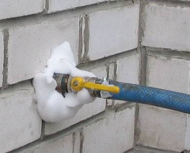 Плюсы и минусы утепления стен дома пеной, стоит ли это делать