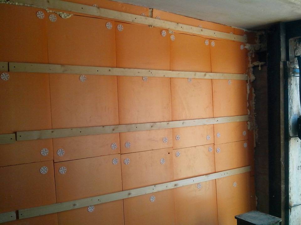 Как крепить пеноплекс к стене снаружи и внутри, к деревянной, кирпичной и др: инструкция по монтажу