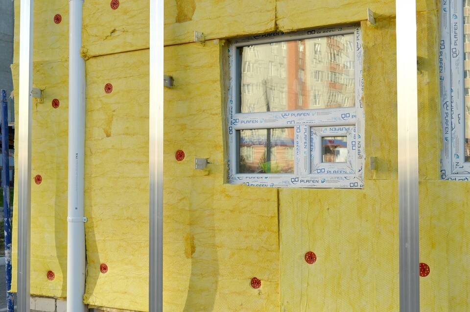 Как крепить утеплитель к деревянной стене и другие особенности изоляции: чем правильно защитить дом от холода, шайбы и другие детали для работ, инструкция монтажа