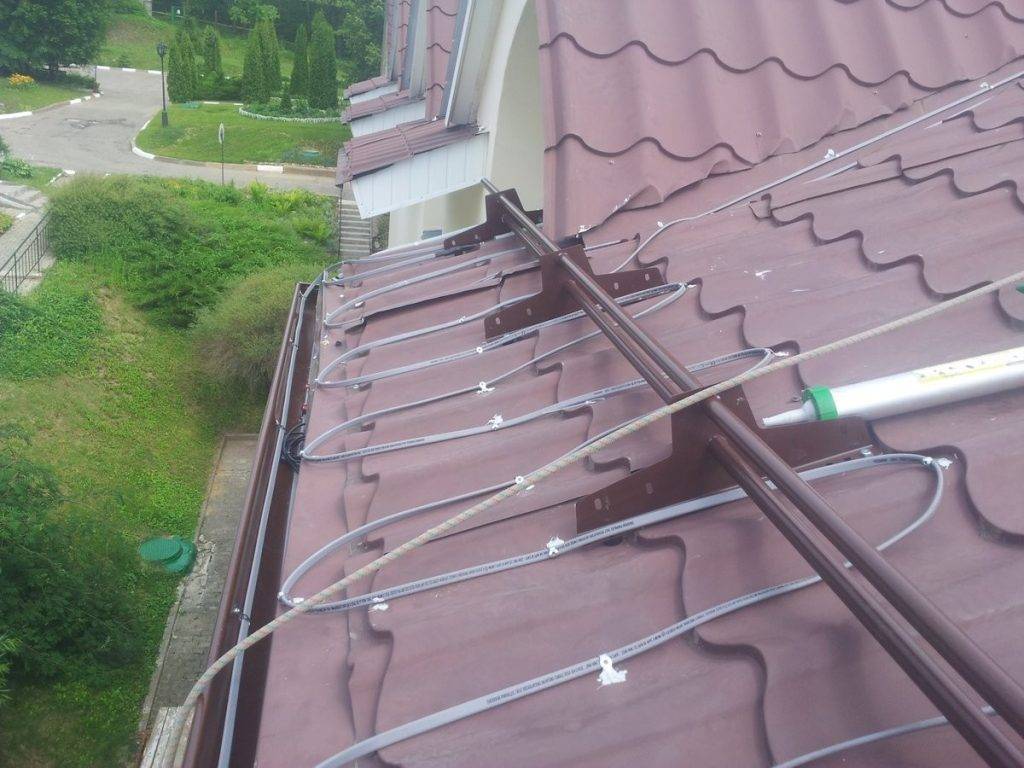 Греющий кабель для водостока и крыши: выбор и монтаж в системе антиобледенения