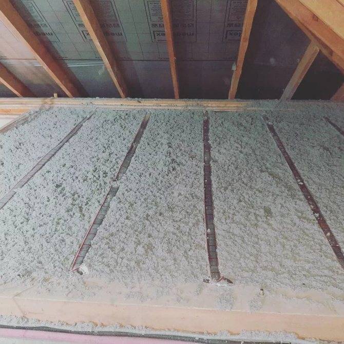 Как утеплить потолок опилками?