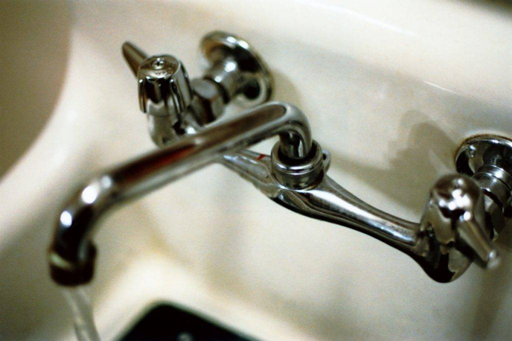 Течет смеситель в ванной из-под переключателя душ-кран: что делать, когда кнопка на кране для ванны подтекает
