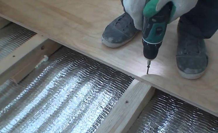 Утеплитель с фольгой для пола в деревянном доме. состав и свойства фольгированного материала | хитрости ремонта