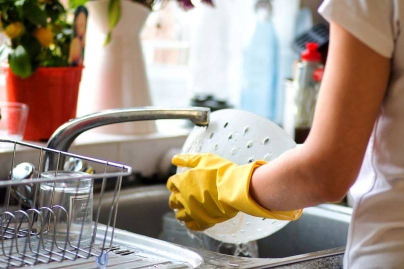 Как быстро помыть посуду руками за 5 минут