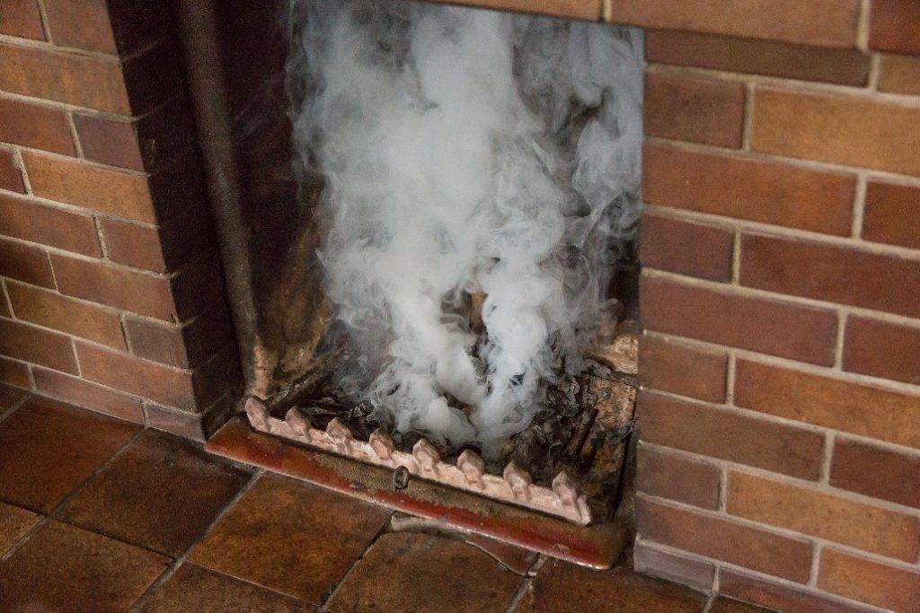 Почему дымит печь в доме - причины дыма при растопке