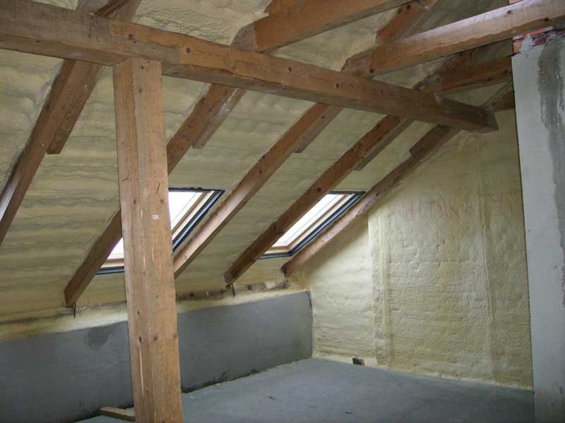 Утепление крыши деревянного дома изнутри: чем и как лучше утеплить скаты двухскатной кровли, как правильно утеплить скатную крышу