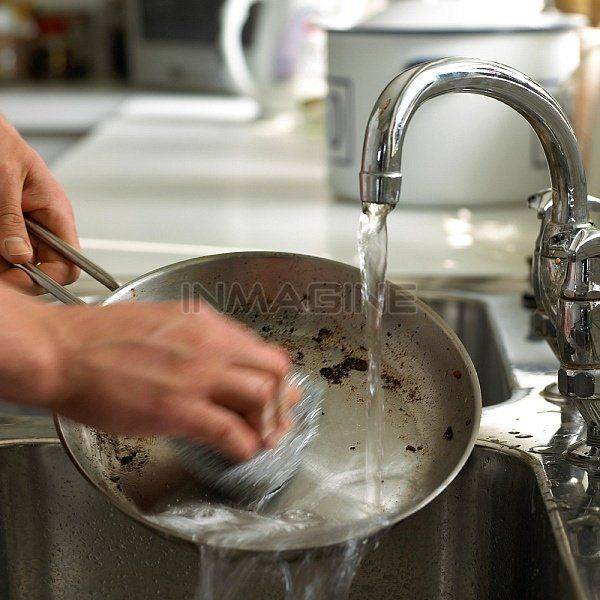 Простые советы, как быстро помыть посуду вручную