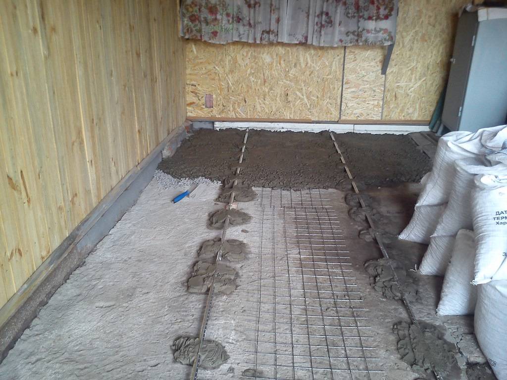 Разбираемся, как утеплить бетонный пол в гараже