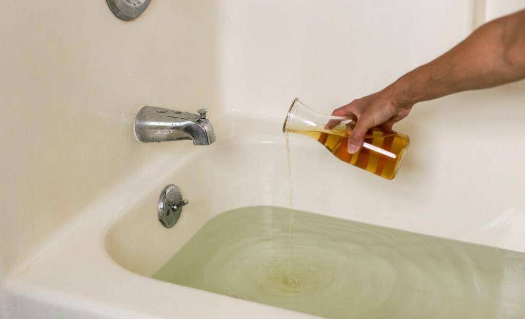 Как быстро очистить ванную от желтого налета