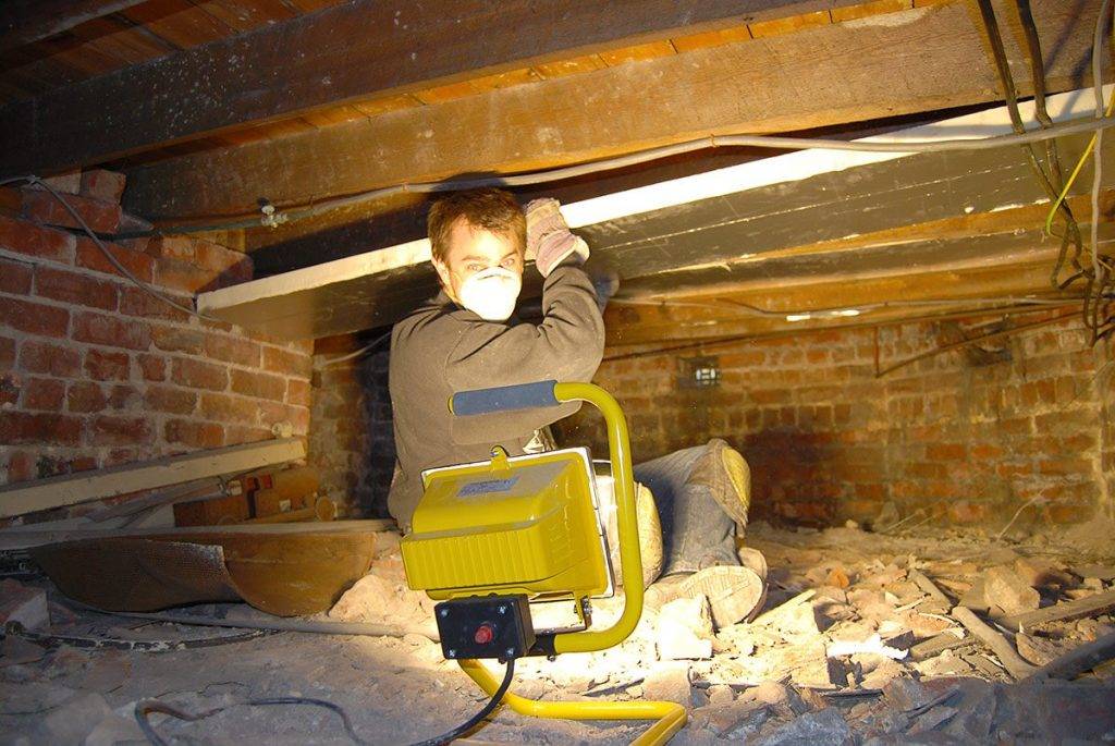 Плотниковкак утеплить подполье в деревянном доме
