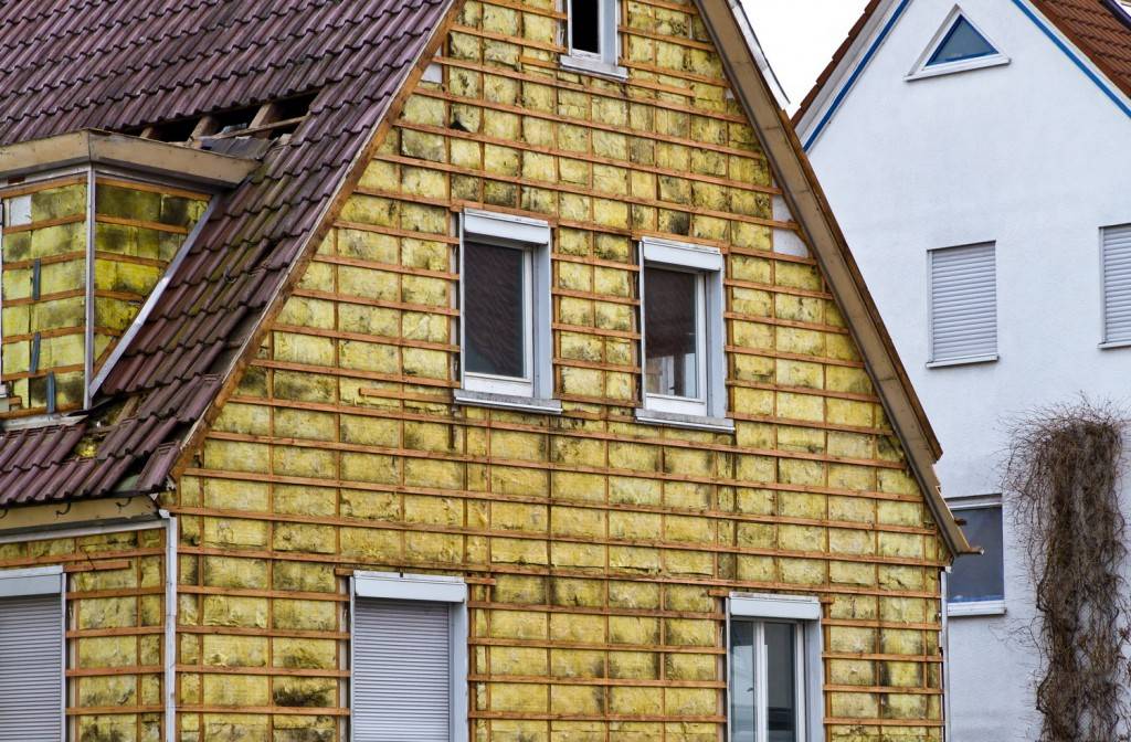 Чем обшить деревянный дом снаружи: лучшие виды материалов и технологии их монтажа