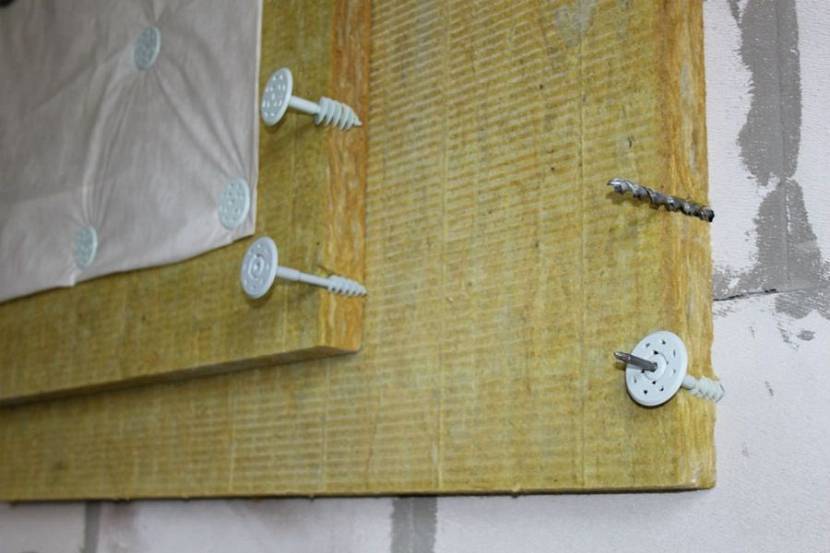 Как крепить утеплитель к деревянной стене и другие особенности изоляции: чем правильно защитить дом от холода, шайбы и другие детали для работ, инструкция монтажа