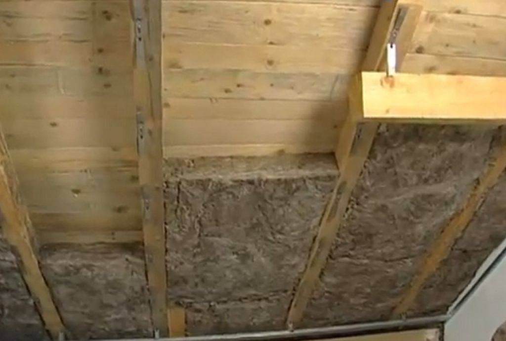 Чтобы голова зимой не болела: утепляем потолок в деревянном доме