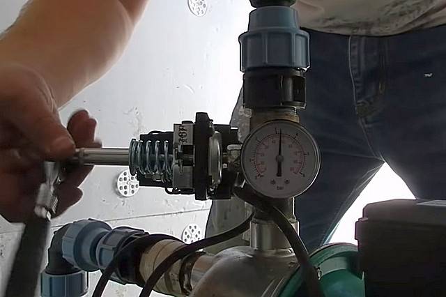 Как увеличить давление воды в насосной станции фото регулировки