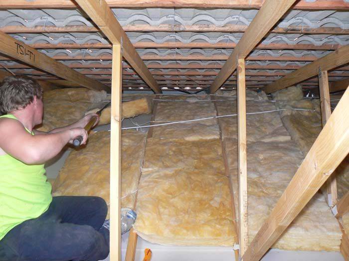 Как утеплить потолок минеральной ватой?