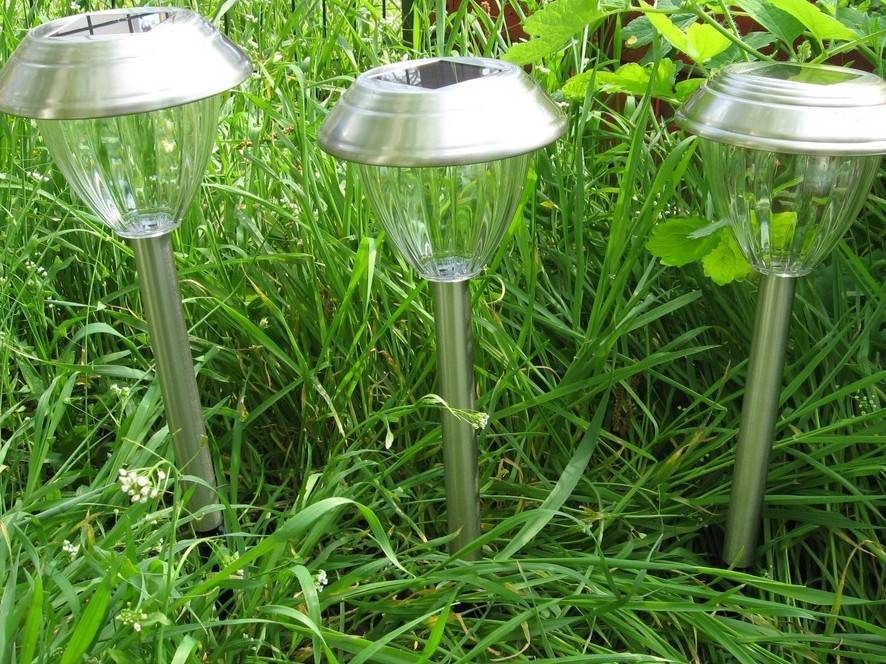 Как выбрать газонные светильники на солнечных батареях — разбираем суть