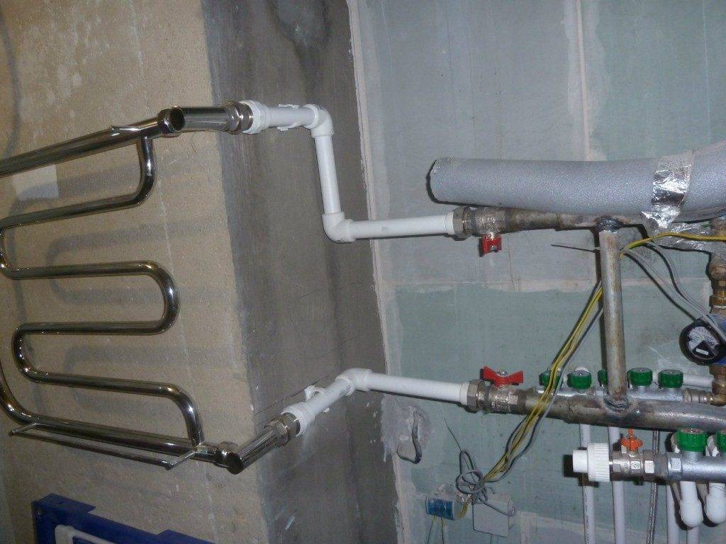 Установка водяного полотенцесушителя и подключение к сети гвс