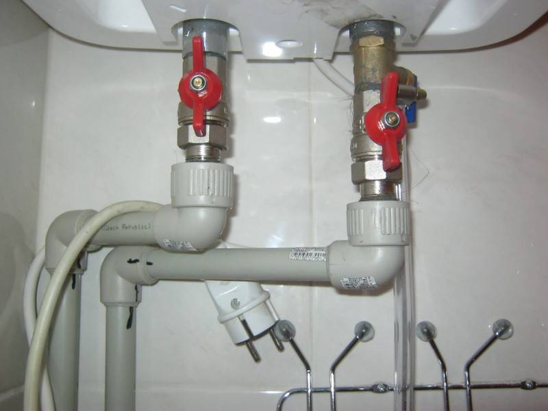 Подключение проточного водонагревателя к водопроводу и к электросети.