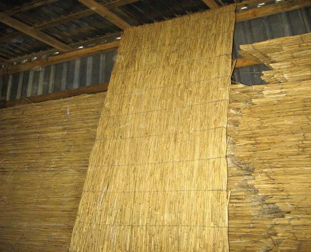 Утепление деревянного потолка с глиной и камышом: как обмазать и технология