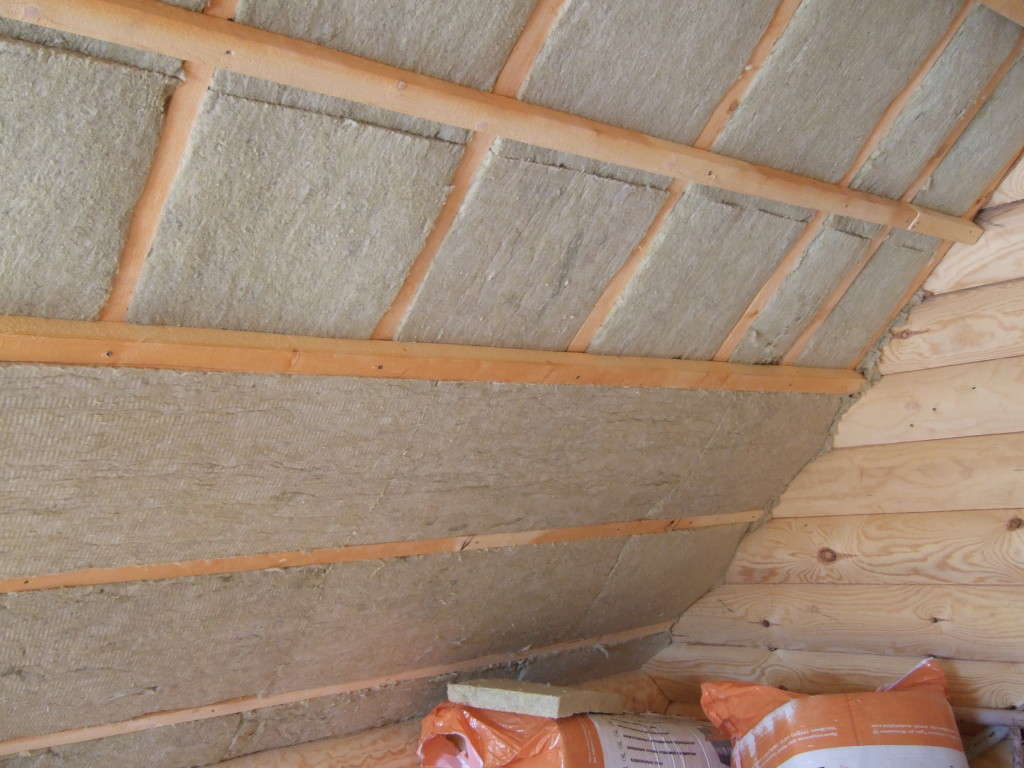 Эффективно утепляем холодную крышу - выбор материалов и пошаговая инструкция