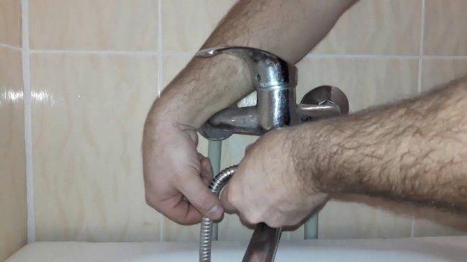 Течет гусак смесителя в ванной: как починить самостоятельно