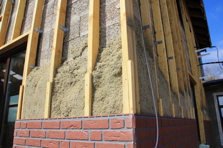 Пошаговая инструкция: как и чем крепить минвату к деревянной стене снаружи и изнутри?