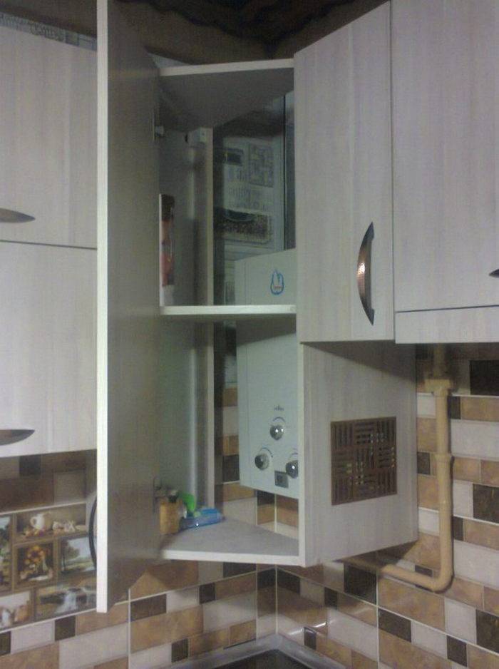 Решаем проблему маленькой кухни: как удачно вписать холодильник и газовую колонку в дизайн