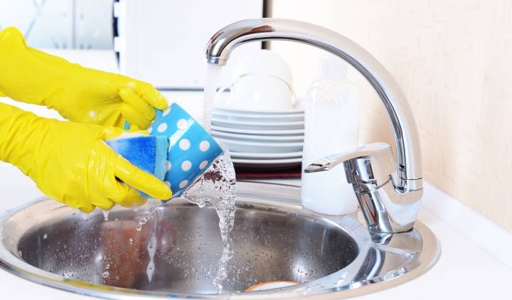 Все секреты мытья посуды без вреда для женских рук и настроения