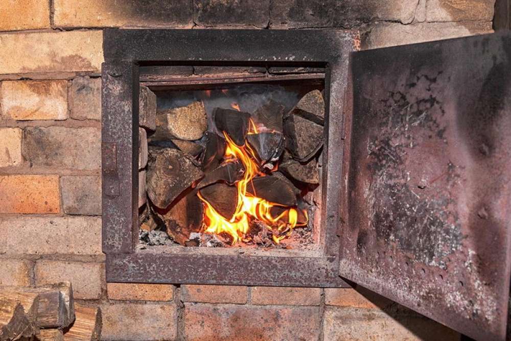 Чем топить камин – какие дрова для камина лучше