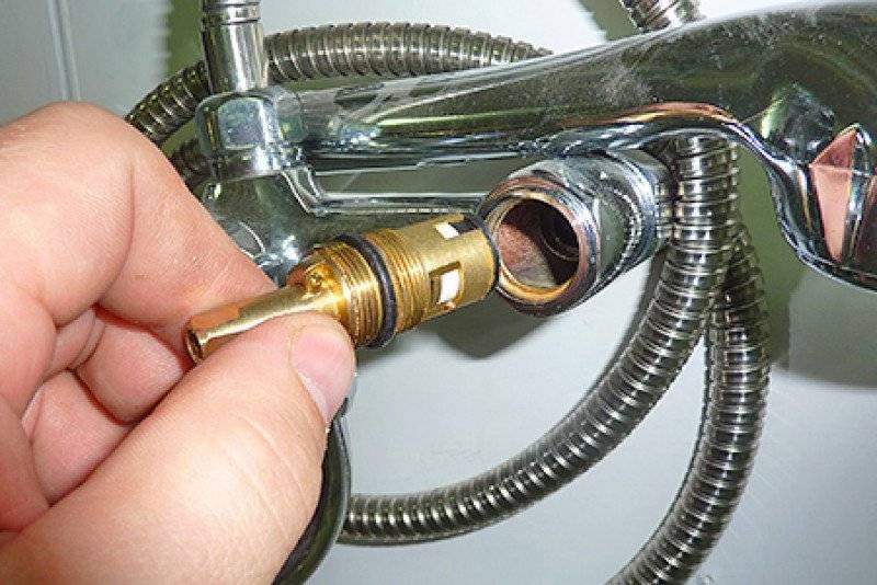 Течет смеситель в ванной из под гусака: как починить, если подтекает
