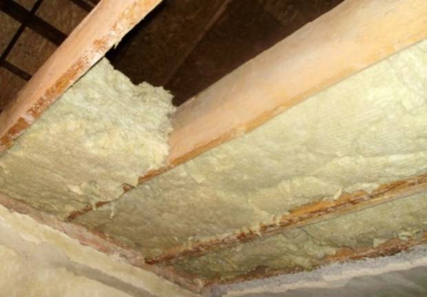 Плотность минеральной ваты и техника утепления потолка в частном доме