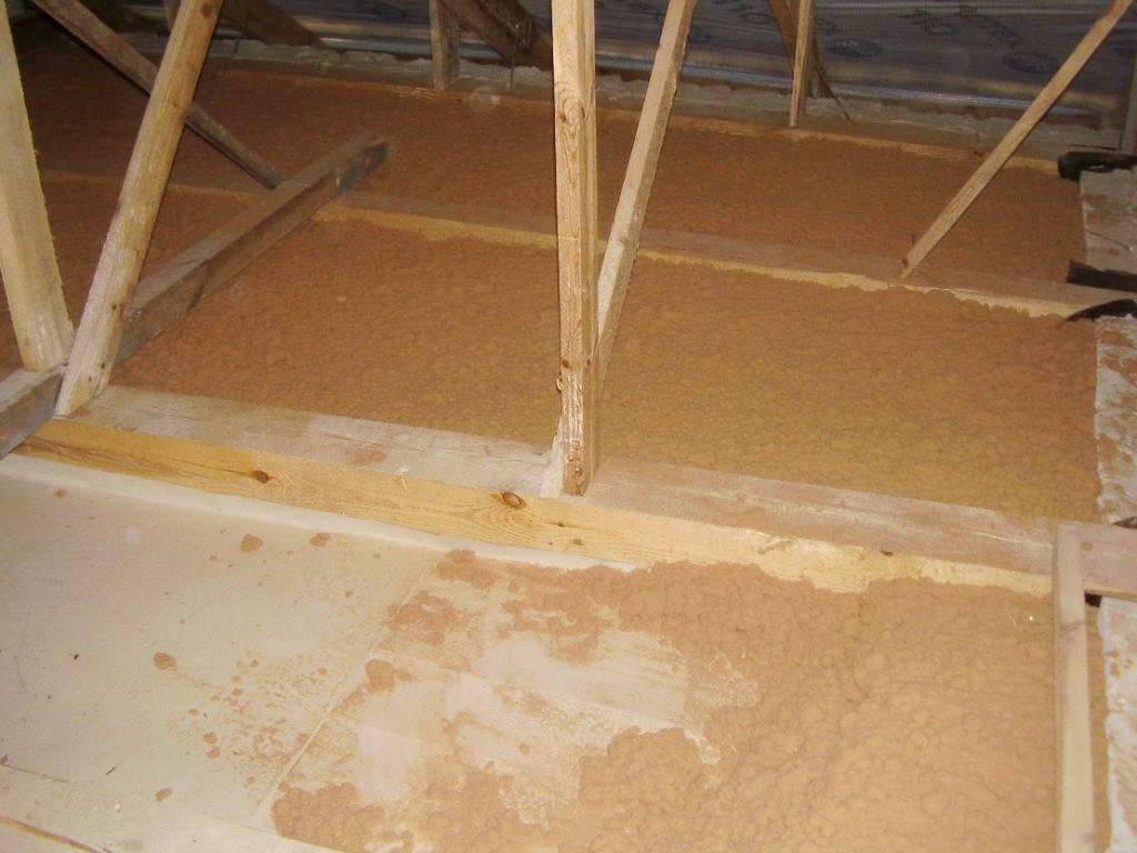 Утепление потолка в деревянном доме - варианты утепления: опилки, рулонные материалы - блог о строительстве