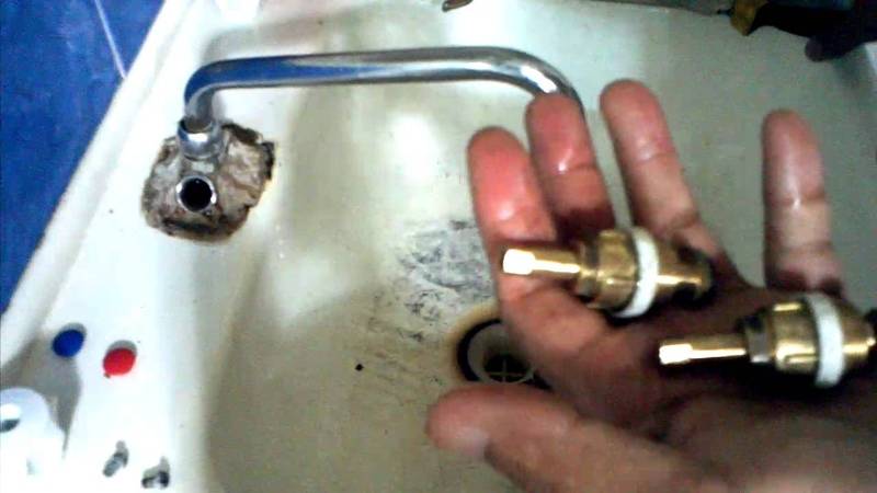 3 основных причины поломки! что делать, если течет смеситель в ванной из-под гусака: ремонт своими руками